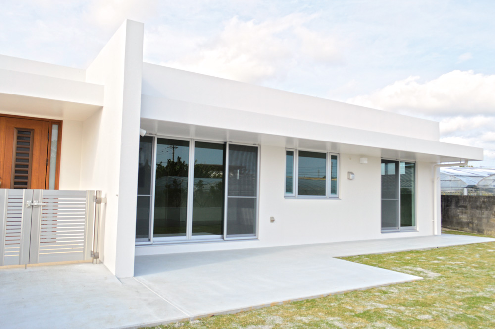 丘の上の白い家_03