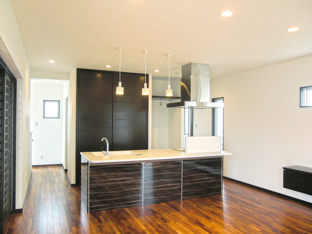 オープンキッチンを囲む家_04