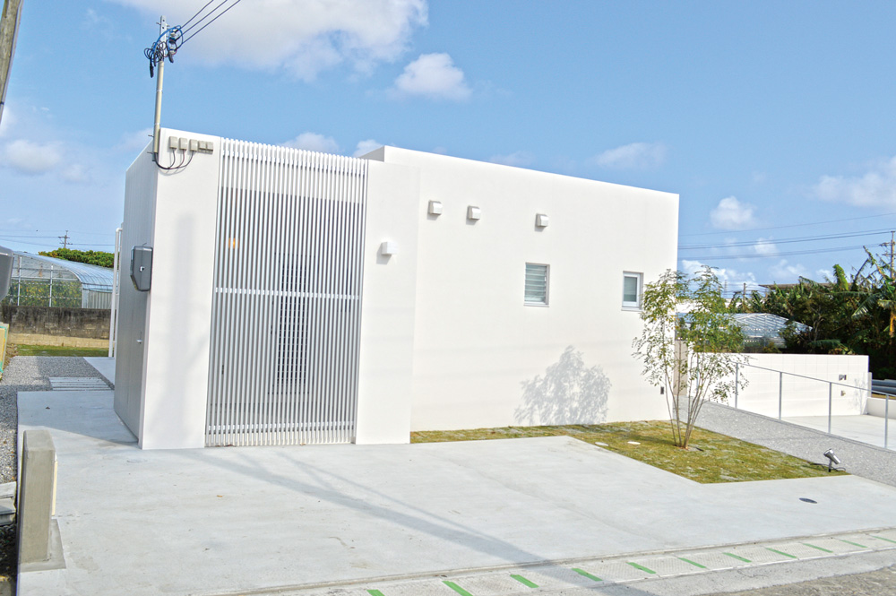 丘の上の白い家_02