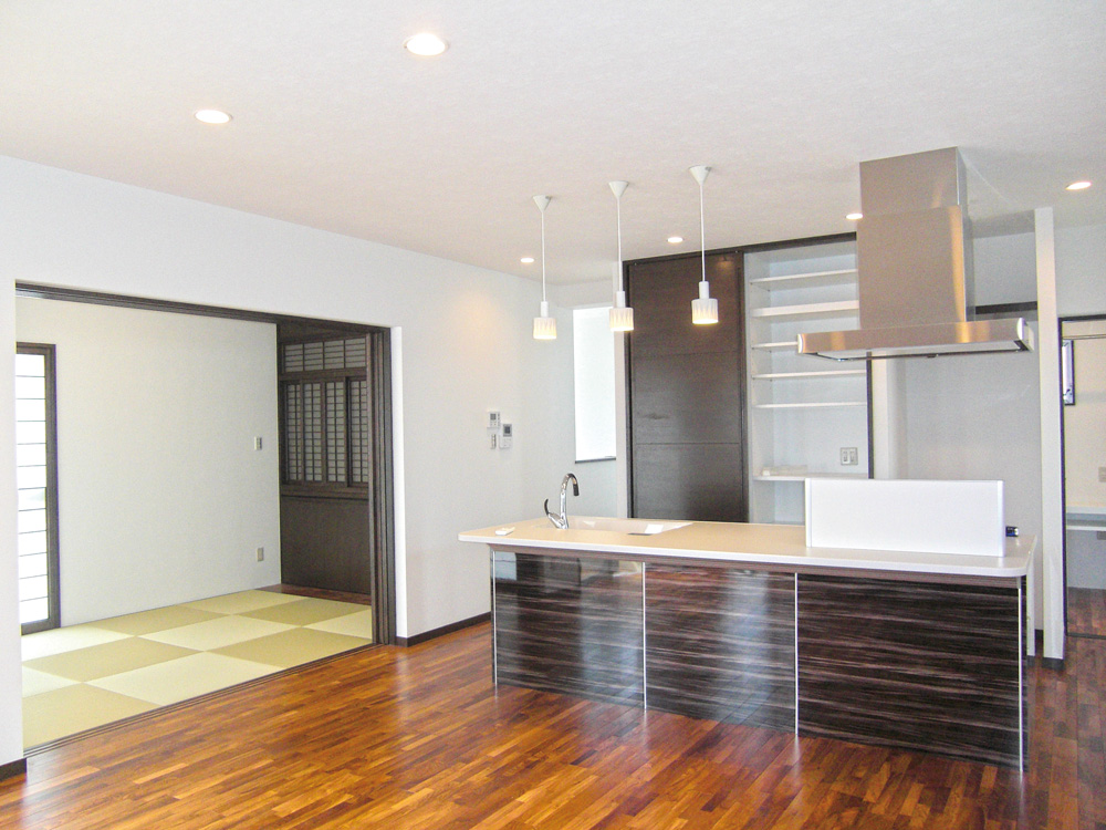 オープンキッチンを囲む家_05