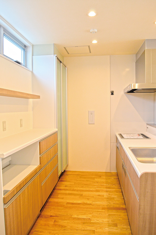 丘の上の白い家_09