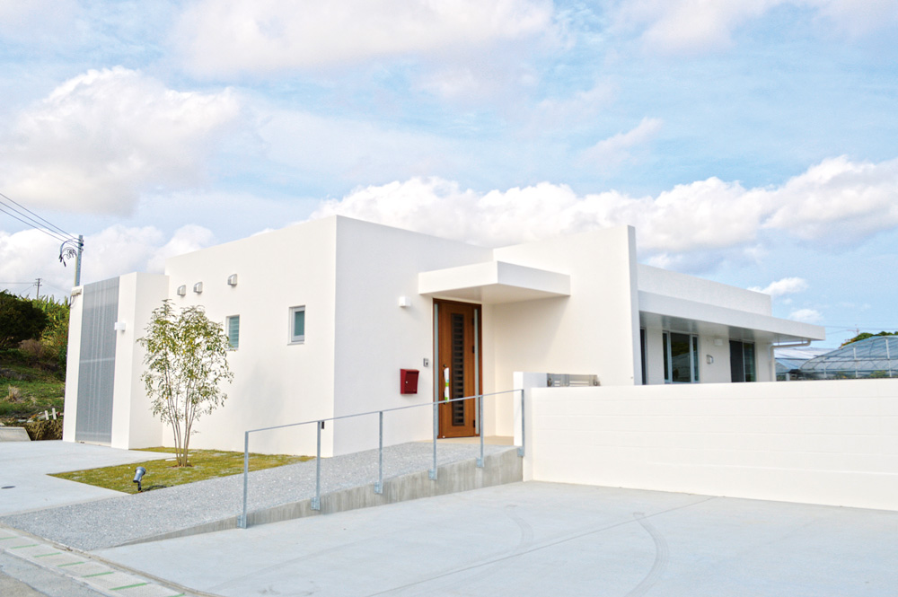 丘の上の白い家_01