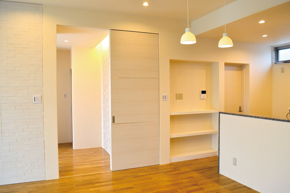 丘の上の白い家_07